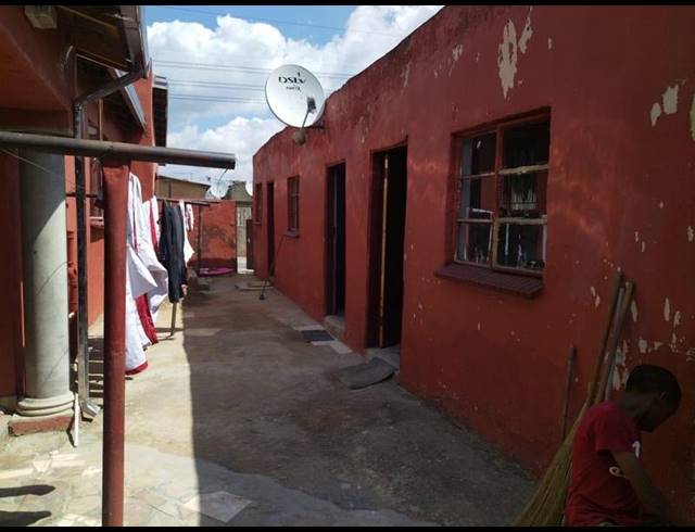 10 BEDROOM HOUSE FOR SALE IN ENTSHONALANGA